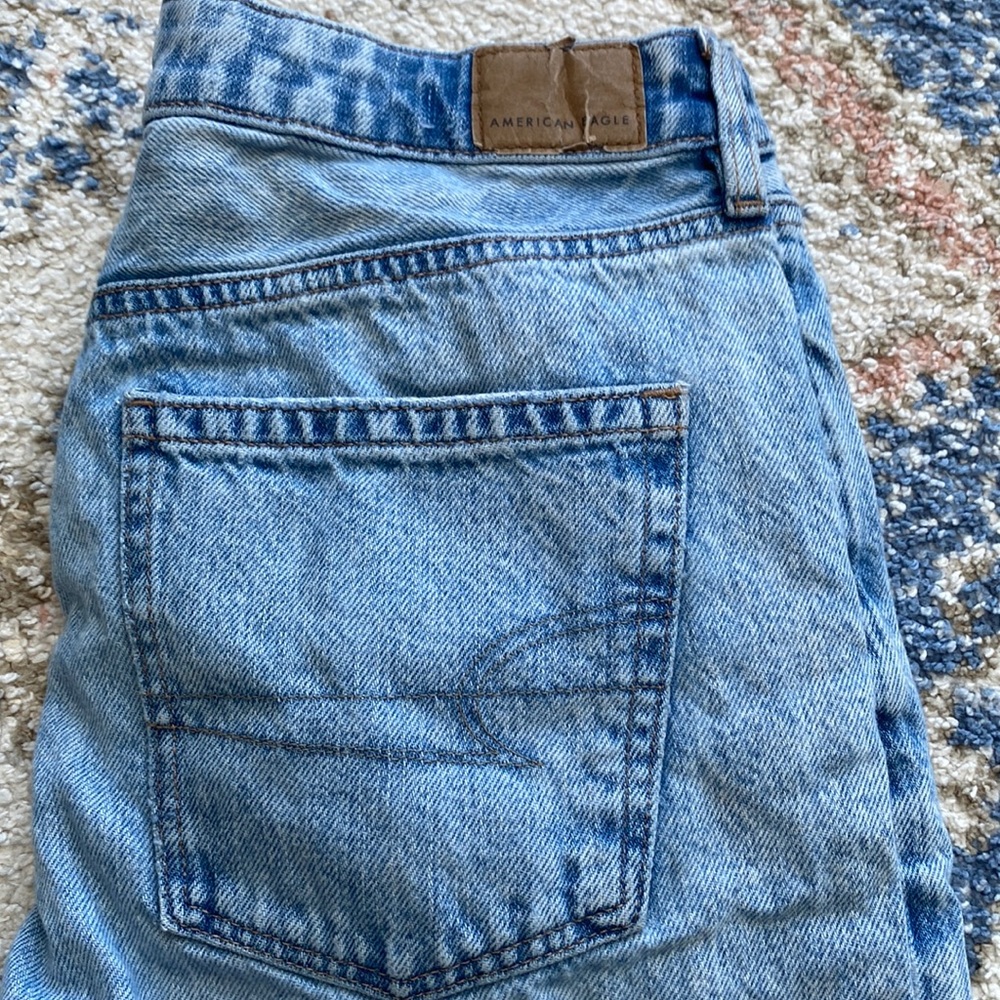 Light wash american eagle mom jeans